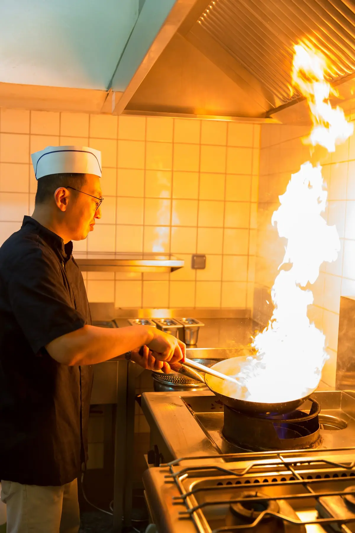 Le chef au wok, flamme haute